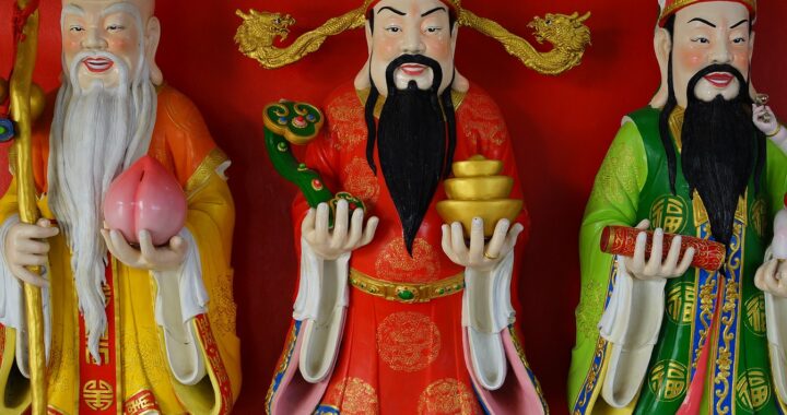 Fotografia em cores de estátuas de Fu Xing, Lu Xing e Shou Xing, deuses da fortuna, prosperidade e longevidade
