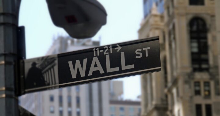 Fotografia em cores de placa de rua em Nova Iorque, indicando Wall Street.