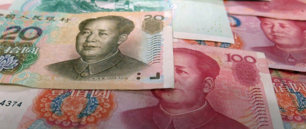 Fotografia em cores de notas de yuan com imagem de Mao.