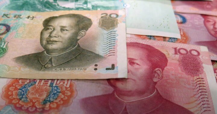 Fotografia em cores de notas de yuan com imagem de Mao.