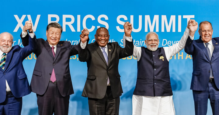 Presidente da República, Luiz Inácio Lula da Silva, Presidente da República Popular da China, Xi Jinping, Presidente da África do Sul, Matamela Cyril Ramaphosa, Primeiro-Ministro da Índia, Narendra Damodardas e Ministro das Relações Exteriores da Rússia, Sergey Lavrov. Foto Oficial dos Líderes do BRICS.
