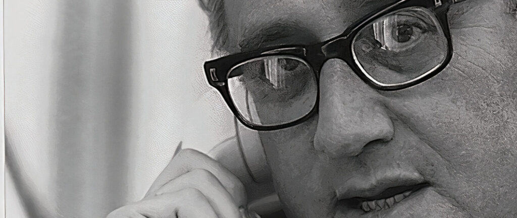 Foto em branco e preto de Henry Kissinger falando ao telefone.