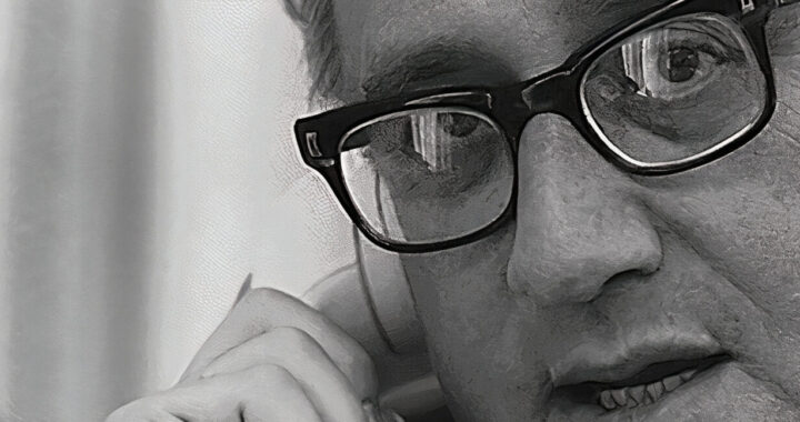 Foto em branco e preto de Henry Kissinger falando ao telefone.