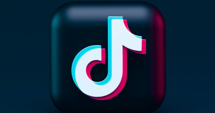 Ícone do app Tik Tok sob fundo azul-escuro.