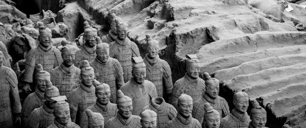 Foto em preto e branco do exército de Terracota chinês