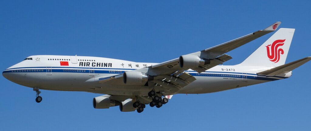 Um avião da Air China voando no céu azul